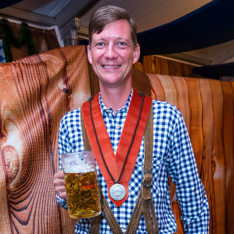 Mike Hauser vom Schweizerhof erhält den diesjährigen Bierorden der Brauerei Eichhof
