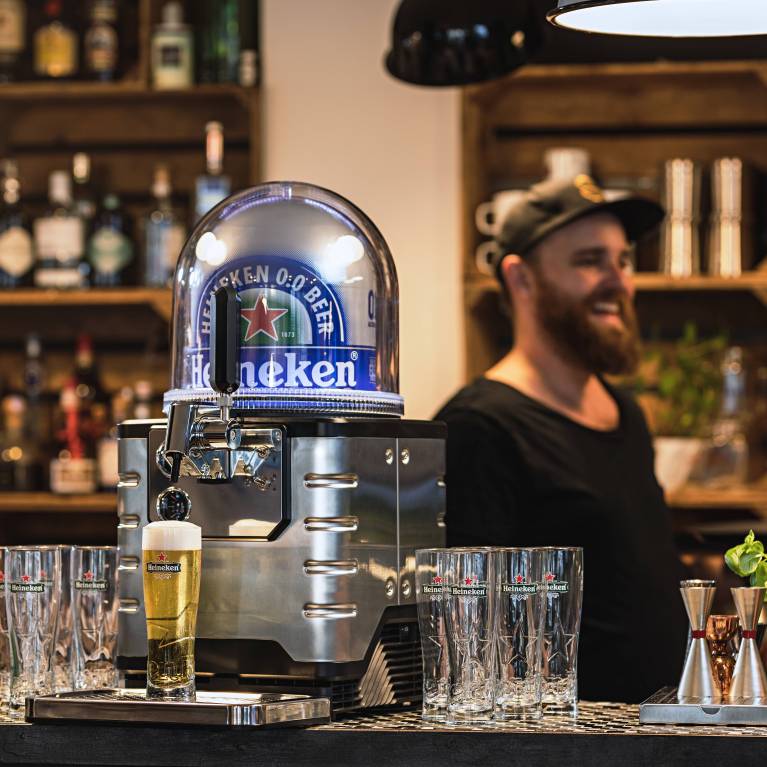 Avec la tireuse à bière BLADE, il est désormais possible de servir également la Heineken 0.0 glacée