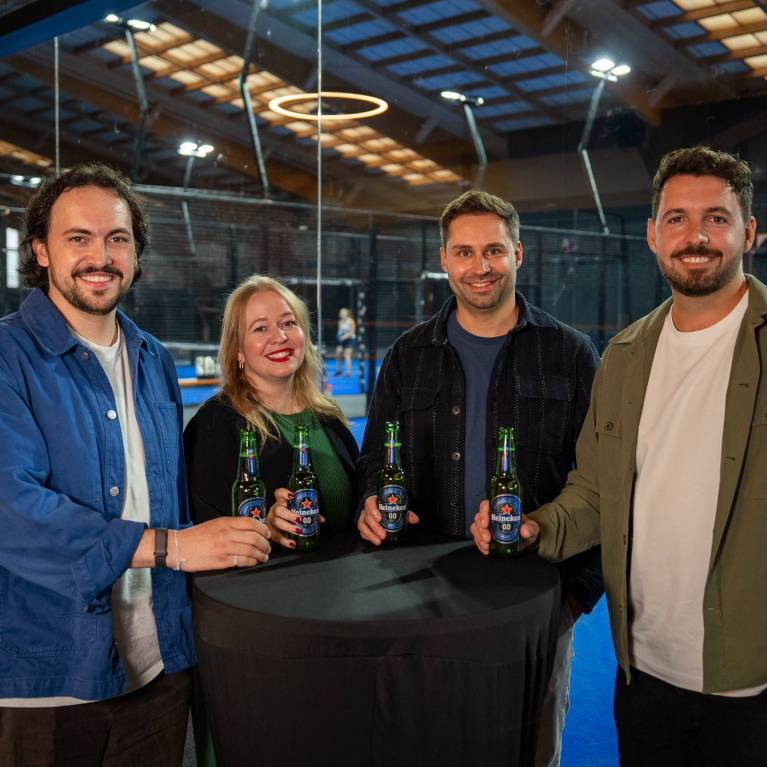 Anstossen auf die neue Partnerschaft: