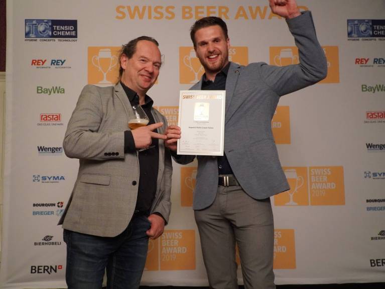 Strahlende Gewinner: Nando Duran (r.) und Raimer Schramm, Laborleiter Calanda.
